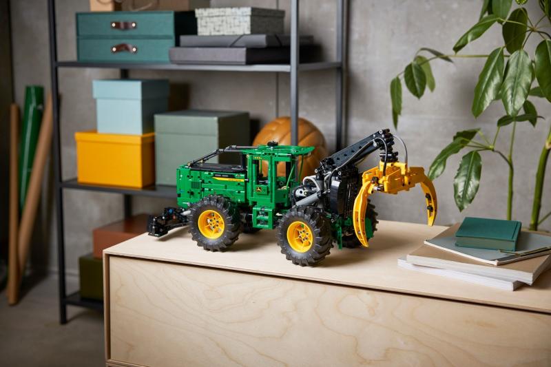 LEGO® Technic - John Deere 948L-II Skidder (42157)