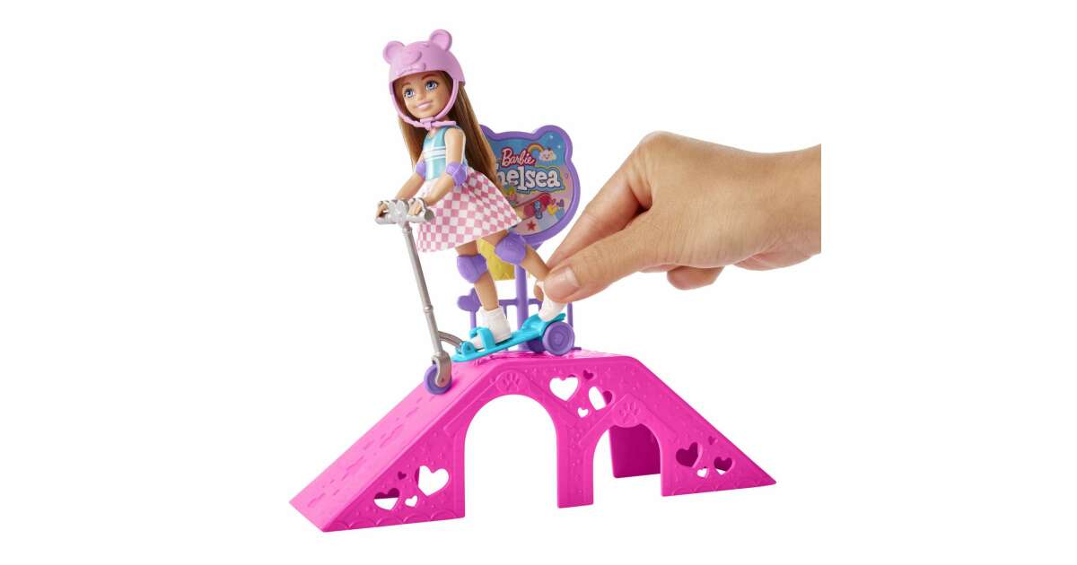 Mattel Barbie® Chelsea: Gördeszka park játékszett kiegészítőkkel (HJY35)