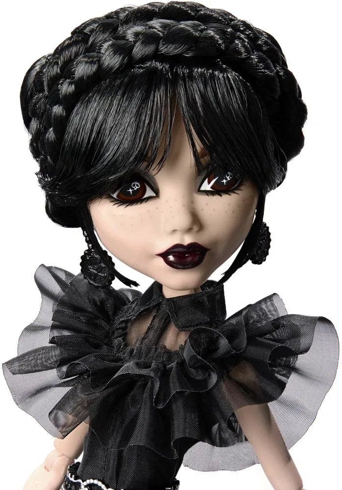 Mattel Monster High x Wednesday Addams gyűjtői baba fekete Rave’N ruhában, kiegészítőkkel (HXJ03)