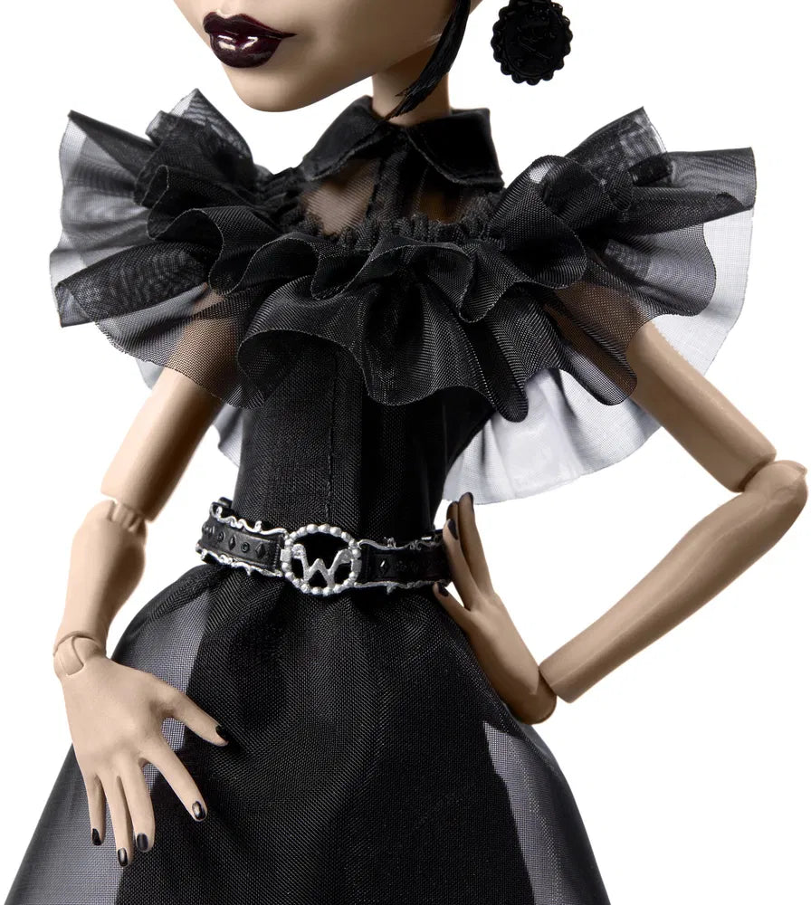 Mattel Monster High x Wednesday Addams gyűjtői baba fekete Rave’N ruhában, kiegészítőkkel (HXJ03)