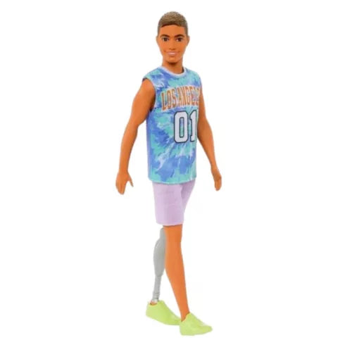 Mattel Barbie baba Ken Fashionistas nr212 lábprotézissel, Los Angeles mez és lila rövidnadrág tornacipővel, 30 cm (HJT11)