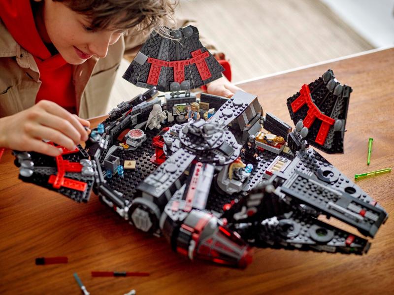 LEGO® Star Wars™ - A Sötét Sólyom (75389)