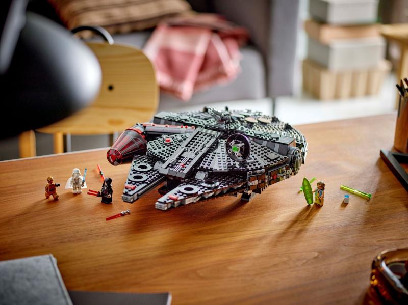 LEGO® Star Wars™ - A Sötét Sólyom (75389)